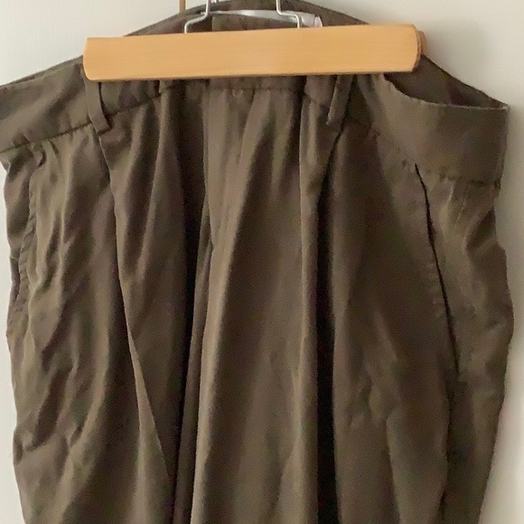 Light weight dress pants with pleats and pockets - Picture 4 of 6